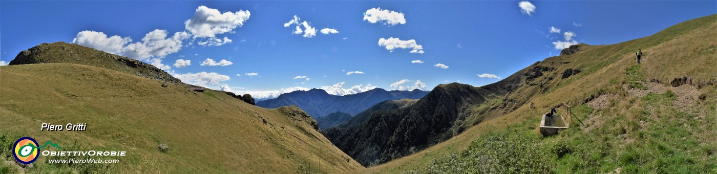 56 Dalla Baita Mincucco risaliamo in traverso a dx in alto  .jpg